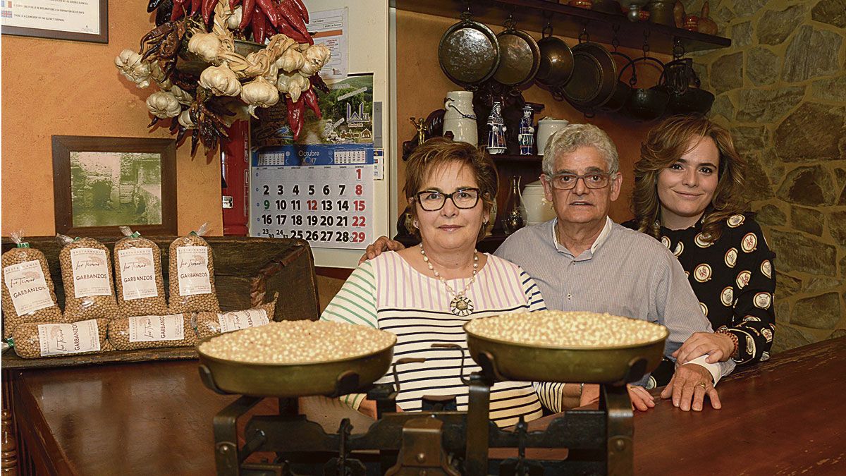 Los propietarios del restaurante Las Termas de Astorga. | MAURICIO PEÑA