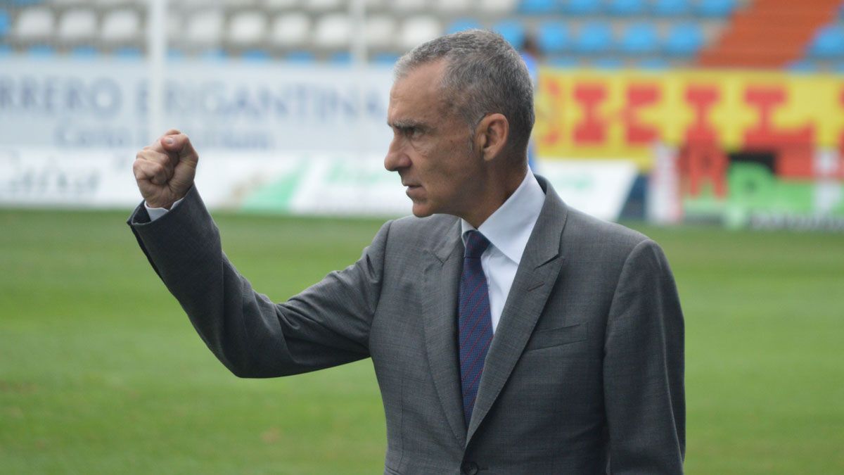 El entrenador de la Ponferradina, Carlos Terrazas. | A.C.