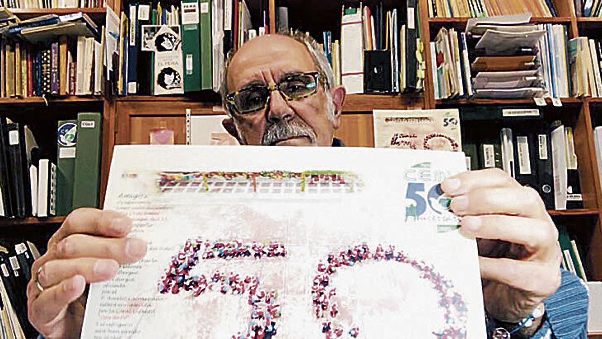 Tío Alberto mostrando el logo creado para celebrar en 2020 el 50 aniversario de la creación de la Ciudad Escuela de los Muchachos en Leganés | CEMU