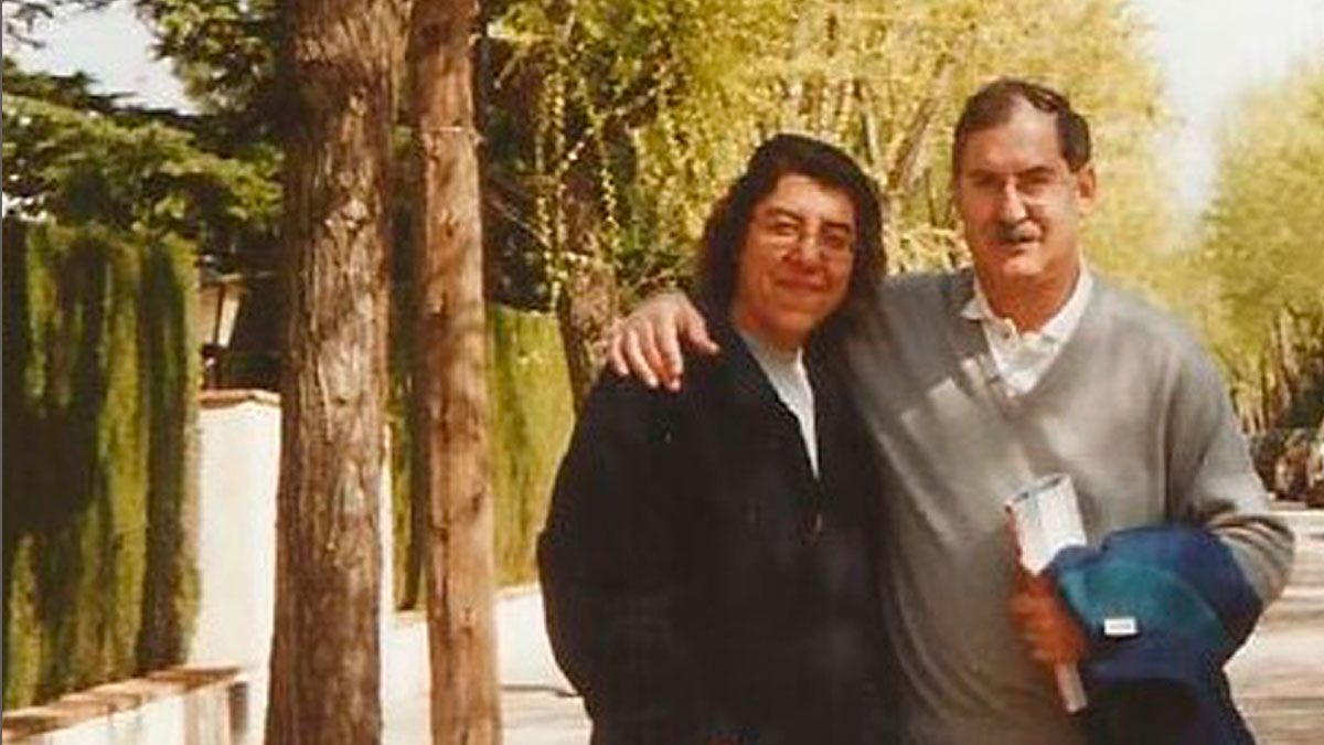 Imagen del archivo familiar en la que aparece Tomás Alonso con su esposa Angelines, a quien dedica el libro a cambio de una sonrisa.
