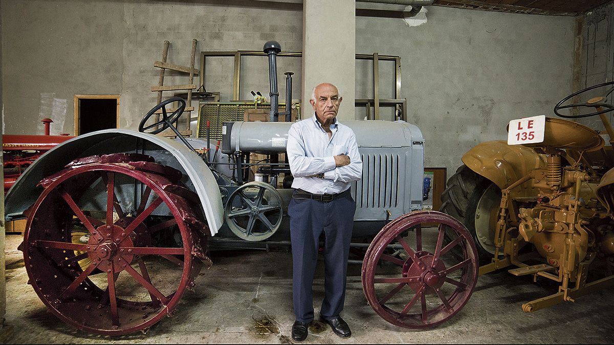 José Fernánez junto a algunos de los tractores que componen su colección, que suma un total de 40, y que ha reunido a lo largo de los años. | M. PEÑA