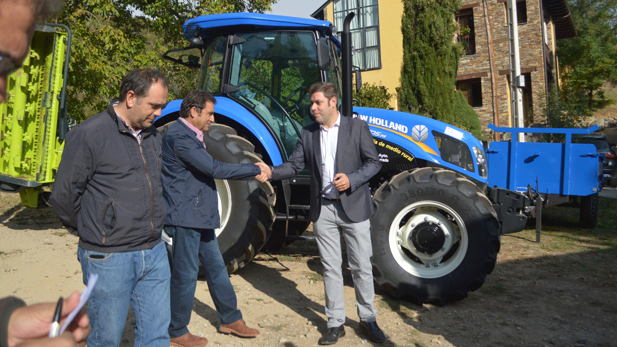 El concejal de Medio Rural, Iván Alonso, presentó el nuevo equipamiento de su área para trabajos en caminos. I D.M.