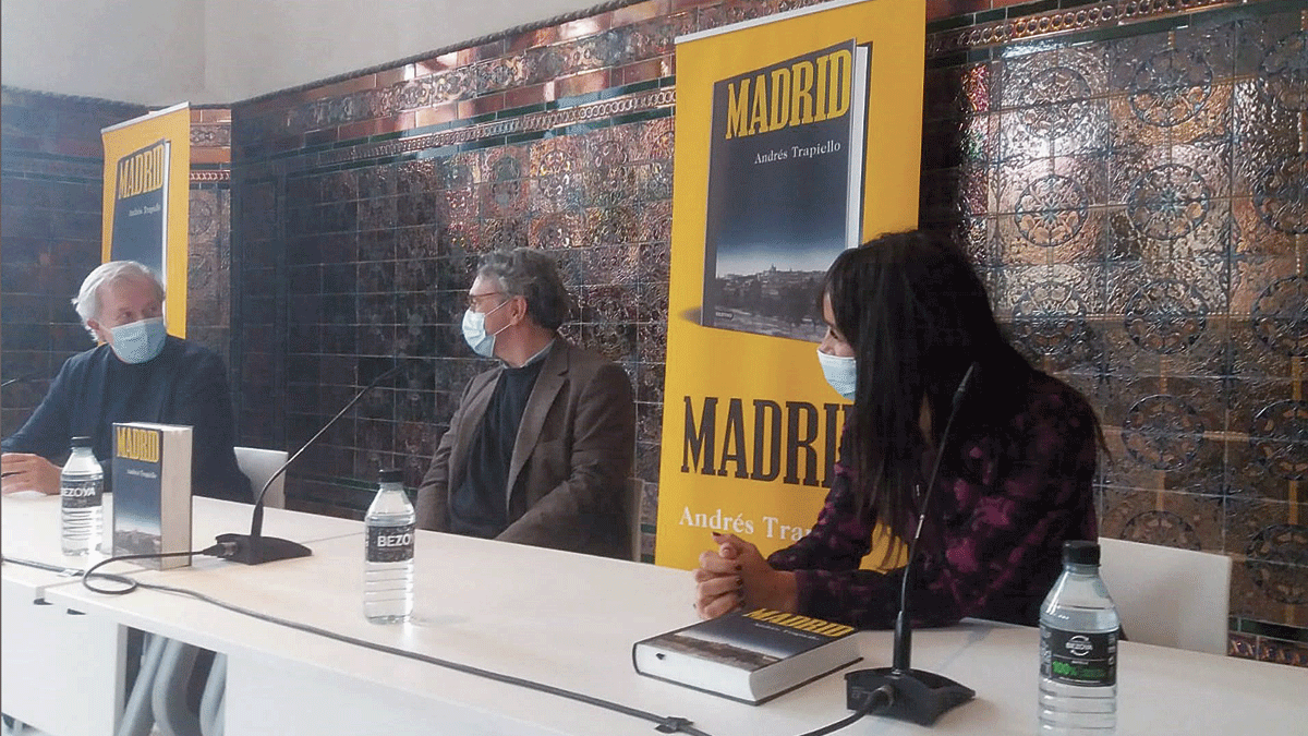 Andrés Trapiello (en el centro) durante la presentación de su nuevo libro ‘Madrid’. | EUROPA PRESS