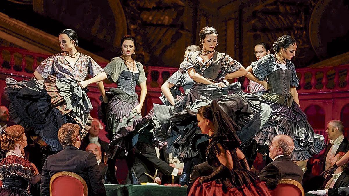 Una imagen del montaje de ‘La Traviata’ en la Royal Opera House de Londres. | TRISTRAM KENTON