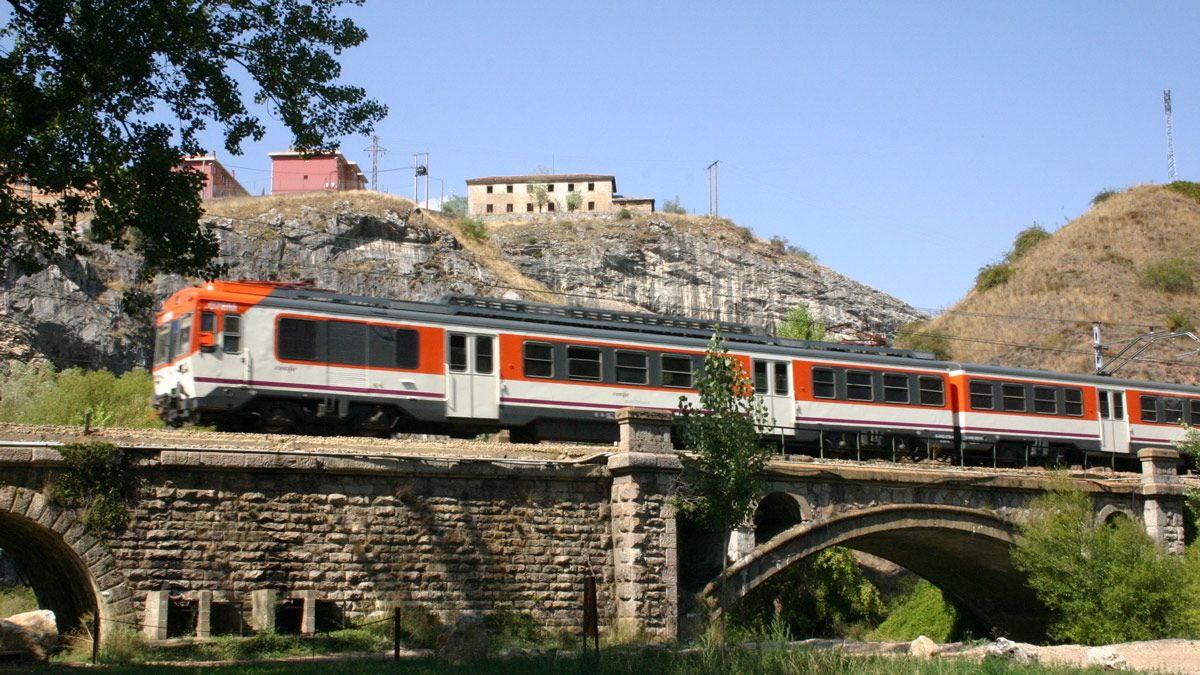 Imagen de un tren regional a su paso por la localidad leonesa de Santa Lucía de Gordón. | EDUARDO TOCINO