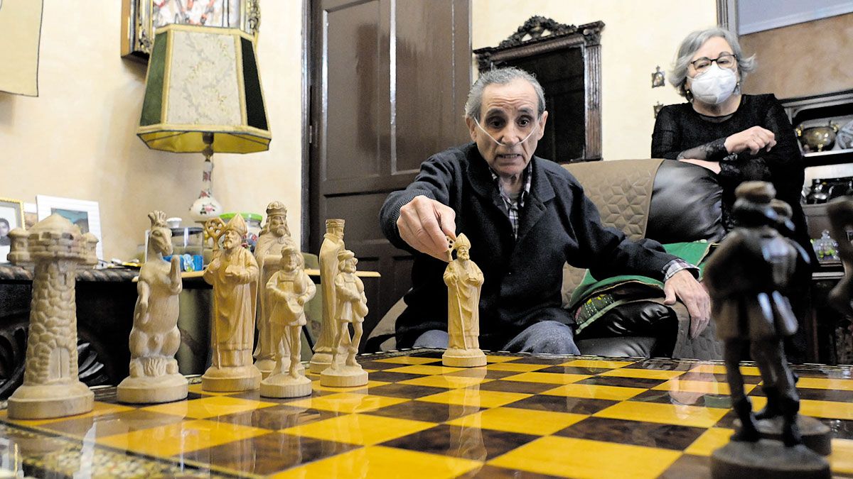 Ángel García con Rosa Hernández y Carmen (Mayka) ante uno de sus juegos de ajedrez artesanales. | MAURICIO PEÑA