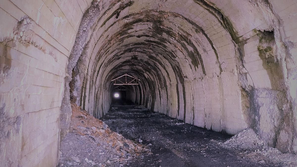 Una de las bocas del túnel de Cienfuegos se abre a Asturias y la otra al berciano valle de Fornela. | Espacio Tormaleo
