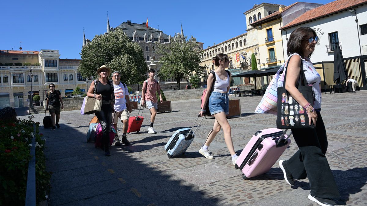 Turistas con maletas en la plaza de San Marcelo. | JESÚS F. SALVADORES