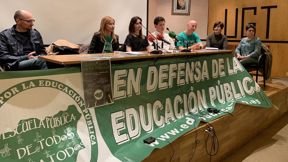 Rueda de prensa de la Plataforma por la Educación Pública de León en la sede de UGT. | L.N.C.