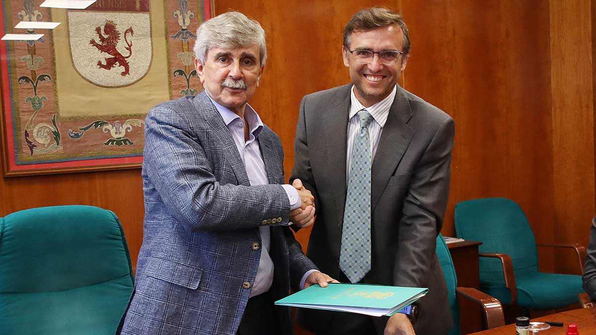 Juan Francisco García Marín y Fernando Guillot en la firma del convenio. | ICAL