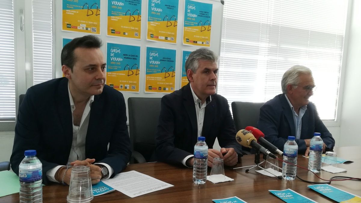 Presentación de los cursos, con Jorge Vega, en el centro, junto al escritor Carlos Fidalfo y el alcalde de Vega Santiago Rodríguez. | D.M.