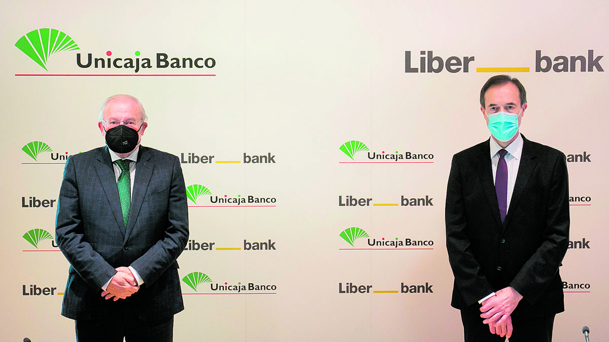 Manuel Azuaga y Manuel Menéndez, durante la presentación. | L.N.C.