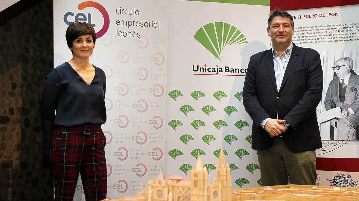 Julio César Álvarez, presidente del CEL, y Margarita Serna, directora territorial de Unicaja Banco en León, firman un convenio de colaboración. | ICAL