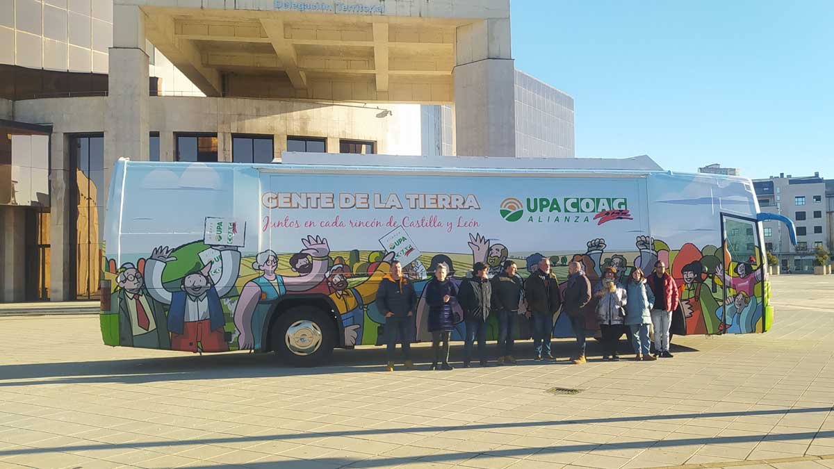 Imagen de los representantes de la unión agraria junto a su autobús de campaña | L.N.C.