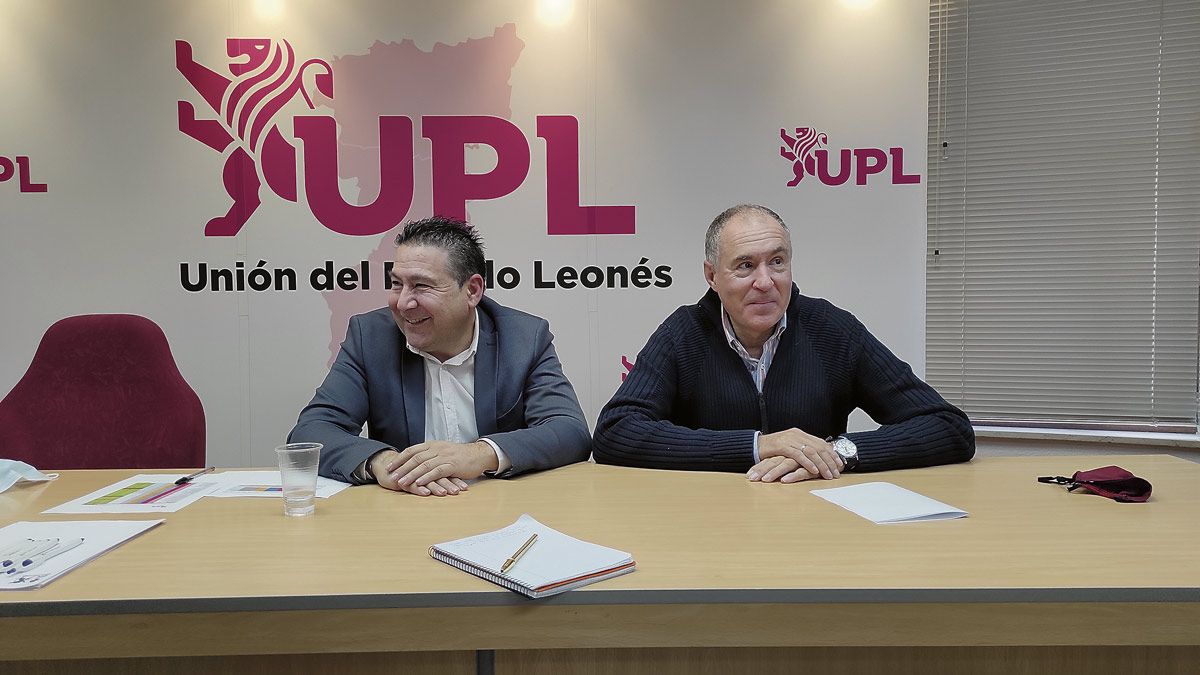 Luis Mariano Santos y Eduardo Sendino ayer en la sede de la UPL. :: t.g.