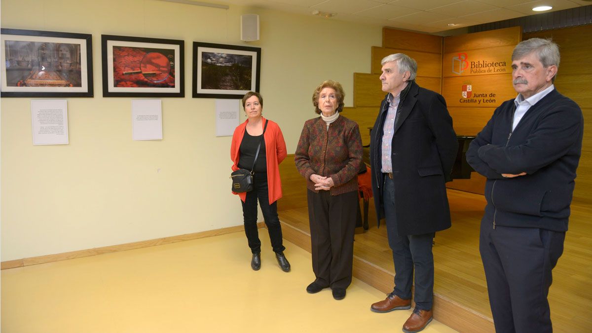 Úrsula Rodríguez y autoridades en la exposición de Robés ‘El oficio de mirar’. | MAURICIO PEÑA