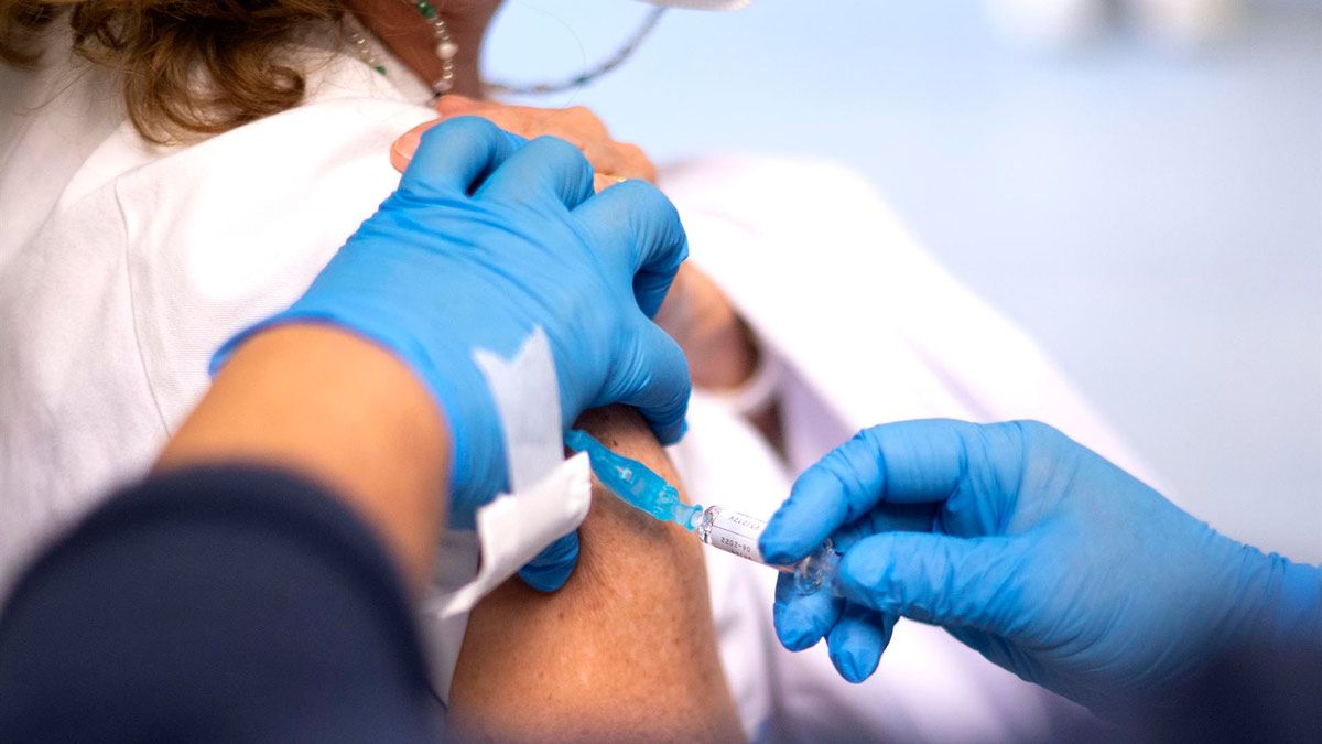 Una mujer recibe la vacuna contra la gripe. | EP