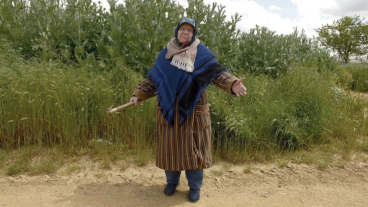 María tiene 84 años y siempre ha vivido en la localidad de Valdefuentes donde ahora duermen a diario seis personas. | MAURICIO PEÑA