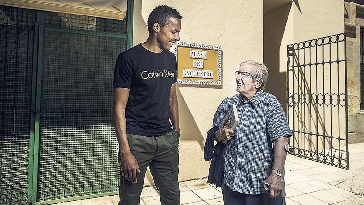Valdo y la hermana Marina cuando El País los reunió en Salamanca para rememorar la infancia del leonés, y la importancia de la monja en su vida. | L.N.C.