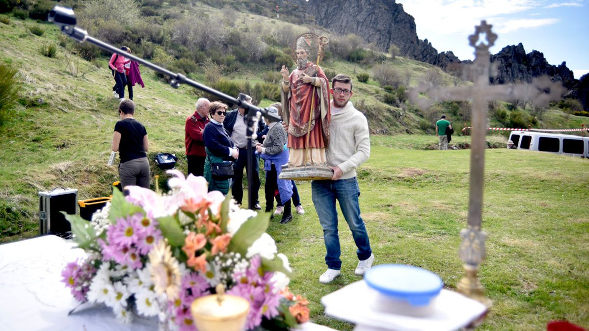 Cientos de personas participaron este miércoles en la tradicional romería de San Froilán en Valdorria. | SAÚL ARÉN