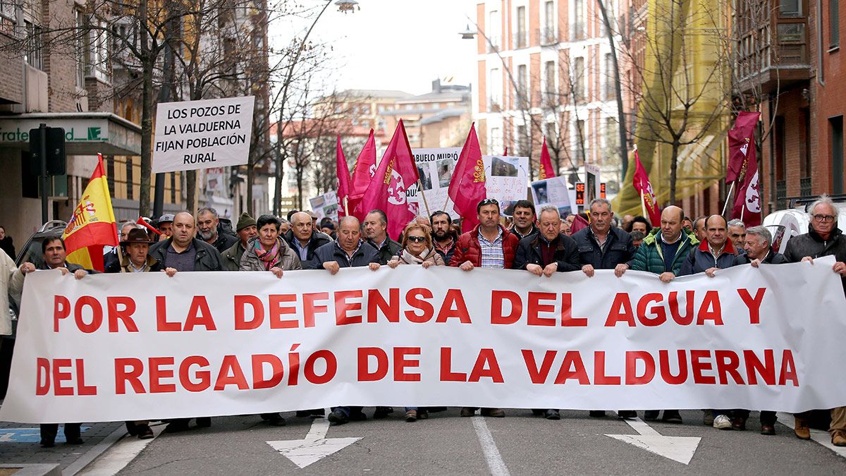 Manifestación contra las restricciones de riego en la zona leonesa de La Valduerna frente a la Confederación Hidrográfica del Duero. | ICAL