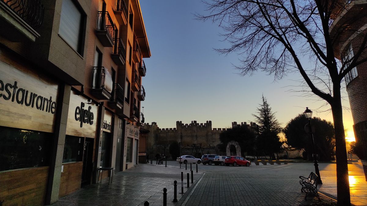 Valencia de Don Juan, con su castillo al fondo, este domingo al caer el sol. | L.N.C.