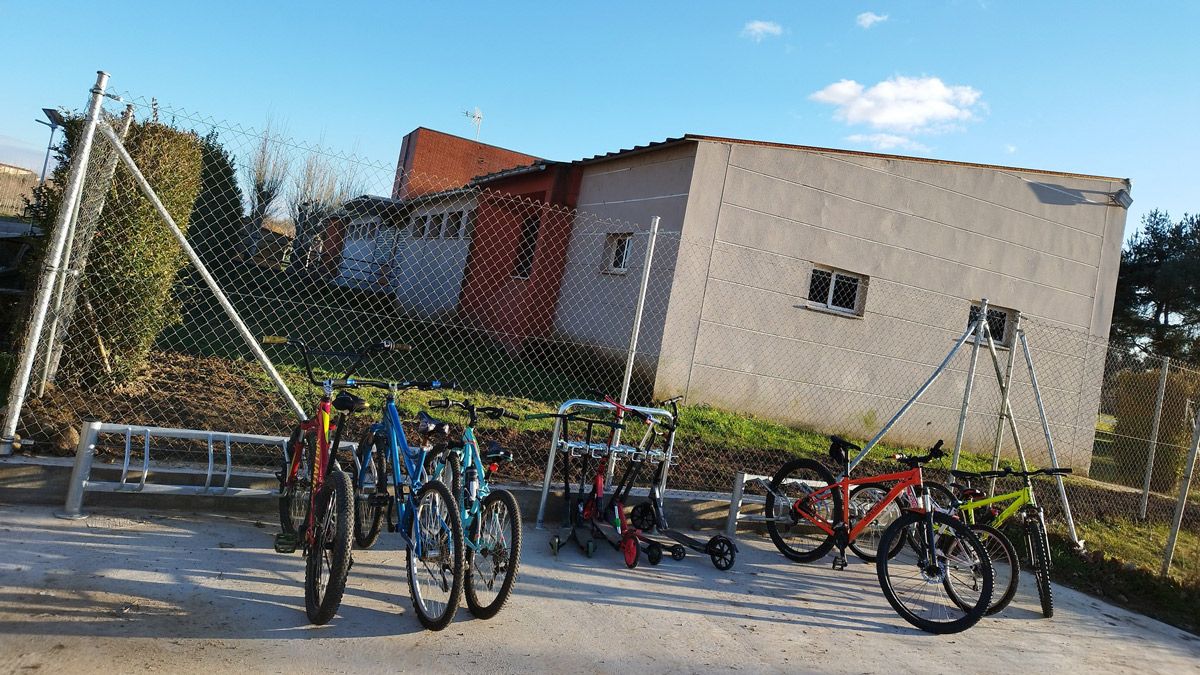 Nuevo aparcamiento de bicicletas y patines al lado del Polideportivo. | L.N.C.