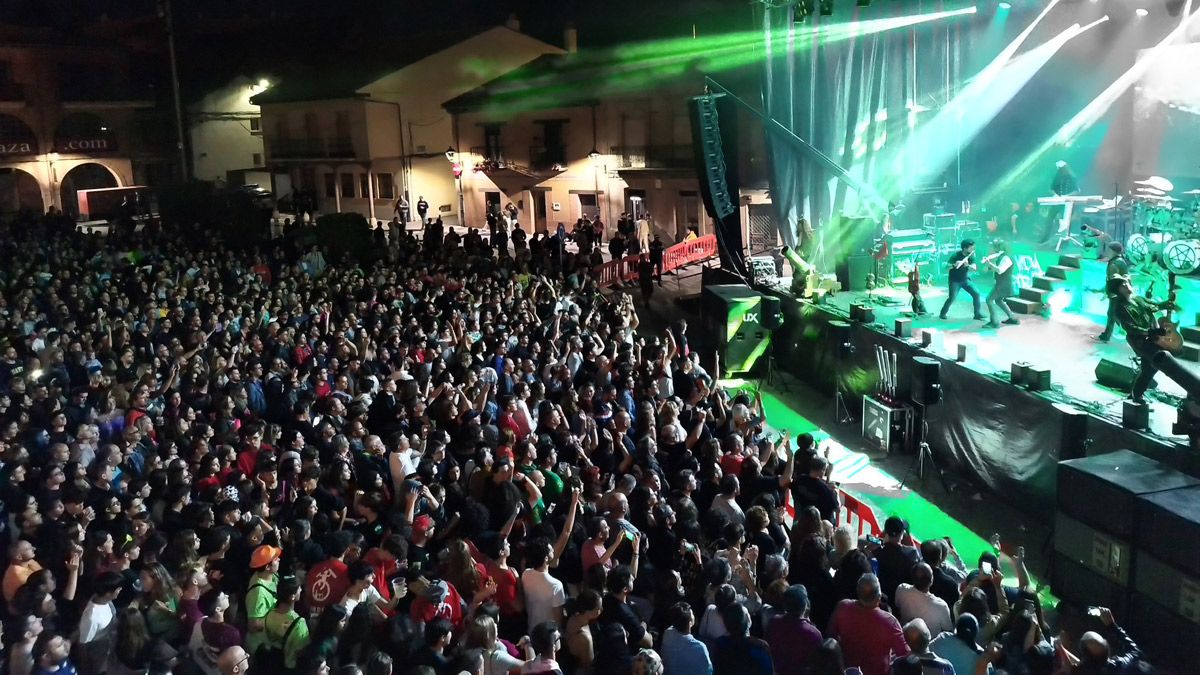Mago de Oz llenó la plaza Mayor de Valencia de Don Juan la noche del viernes. | L.N.C.