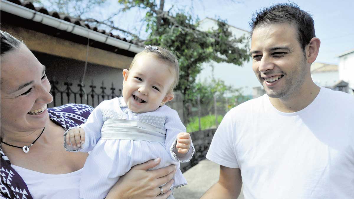 Los padres y Valeria, la niña de diez meses que necesita un trasplante de médula. | DANIEL MARTÍN