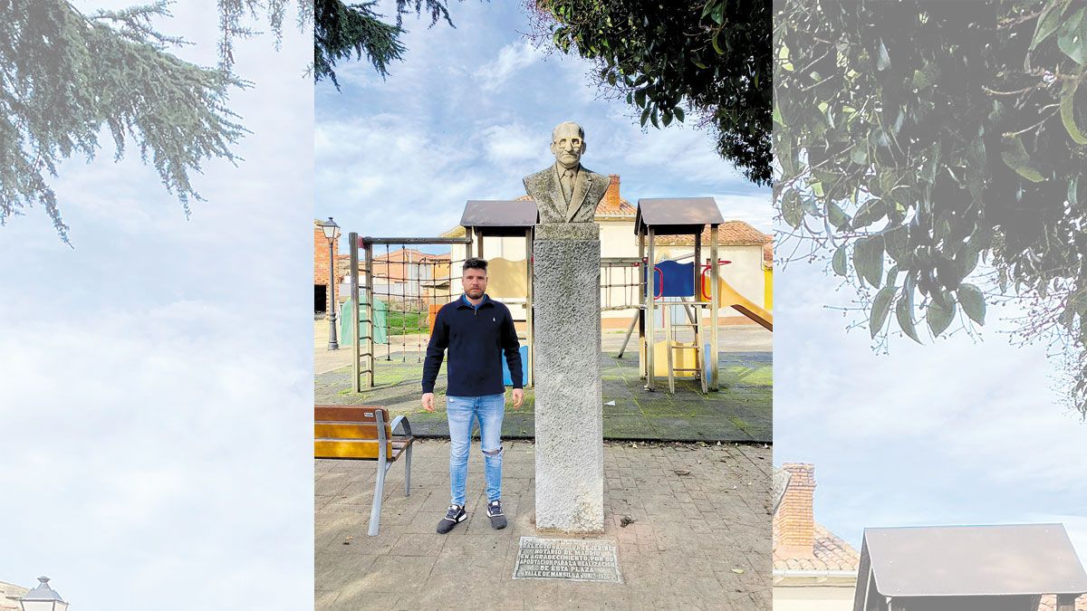 El alcalde pedáneo junto al busto y la placa dedicada a Don Electo. | L.N.C.