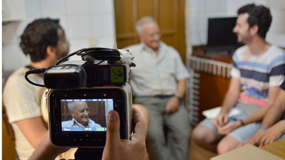 Javier Martínez (derecha) junto a uno de los vecinos mayores de Vallecillo en una de las visitas a casas que han documentado estos días. |CANDELA MORENO GARCÍA