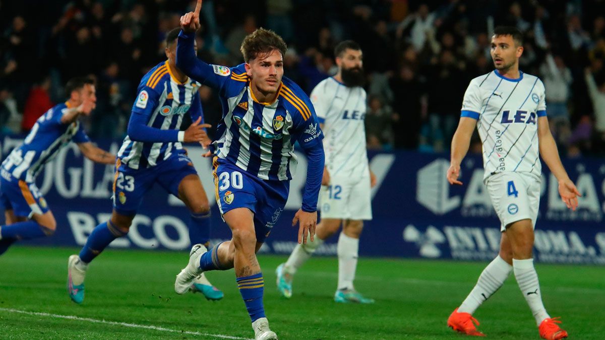 Hugo Vallejo celebra el gol que acabó dando el triunfo a la Ponferradina. | LALIGA