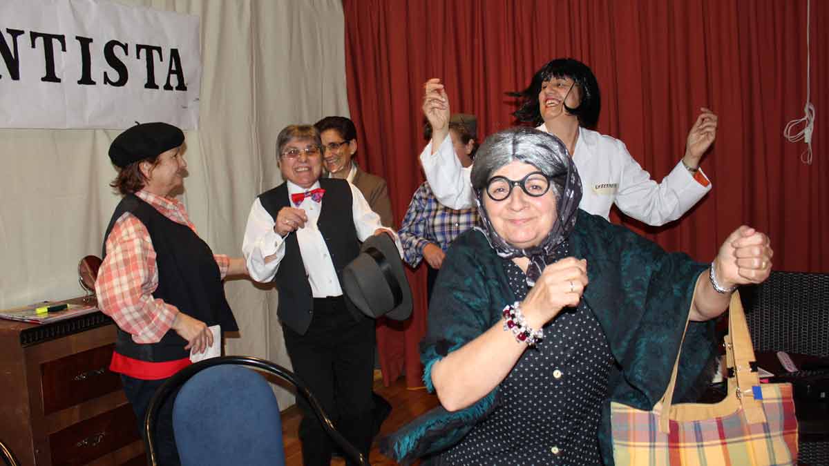 Grupo de teatro de mujeres de Villademor de la Vega durante una de sus actuaciones en la Casa de la Cultura de dicha localidad. | T. GIGANTO