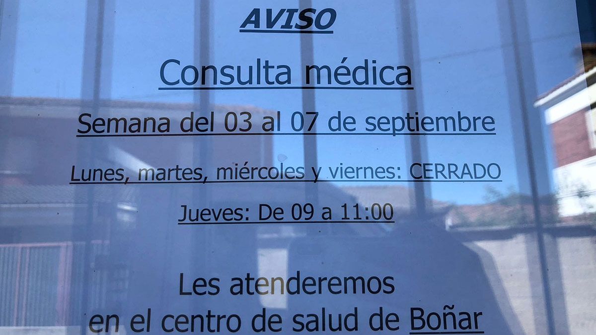 Uno de los carteles que se han encontrado, sin previo aviso, los vecinos de Vegaquemada a las puertas de su consultorio médico.