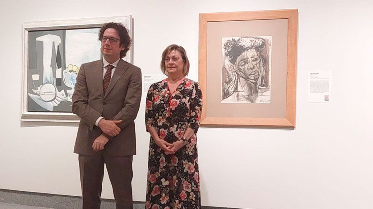 Carlos Cuadros, director general del Centro Niemeyer, junto a Evelia Fernández, concejala de Acción y Promoción Cultural del Ayuntamiento. | L.N.C.