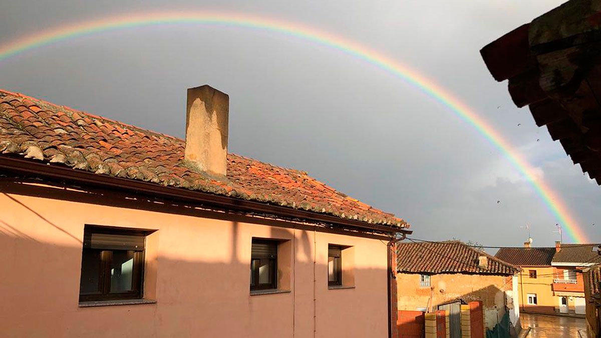 Los arcoiris que lucen en las ventanas estos días salieron con las tormentas en el cielo, como este en Gordoncillo. | L.N.C.