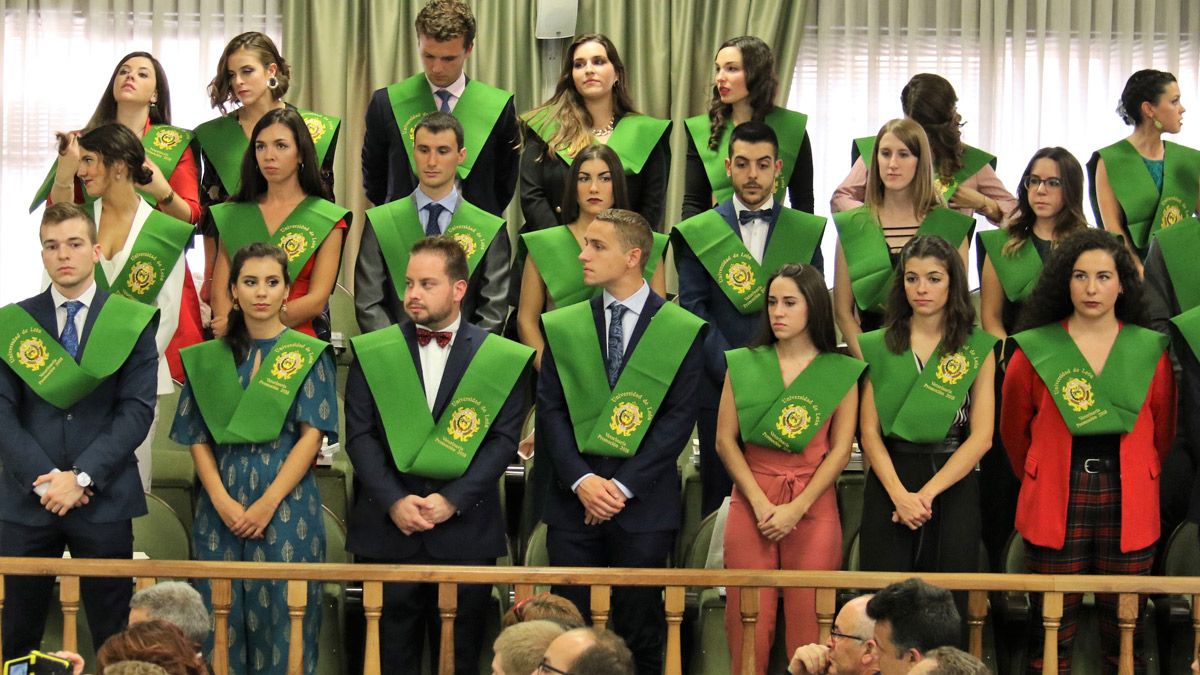 Algunos de los integrantes de la cuarta promoción de Grado en Veterinaria de la Universidad de León. | L.N.C.