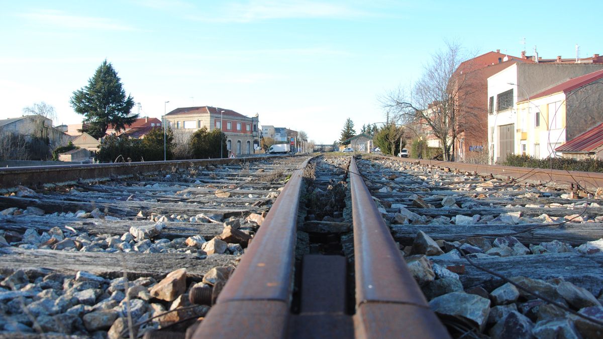 Vías del tren oxidadas de la línea del Oeste a su paso por La Bañeza, muy cerca de lo que fue la estación ferroviaria y donde se concentraba la industria. | ABAJO