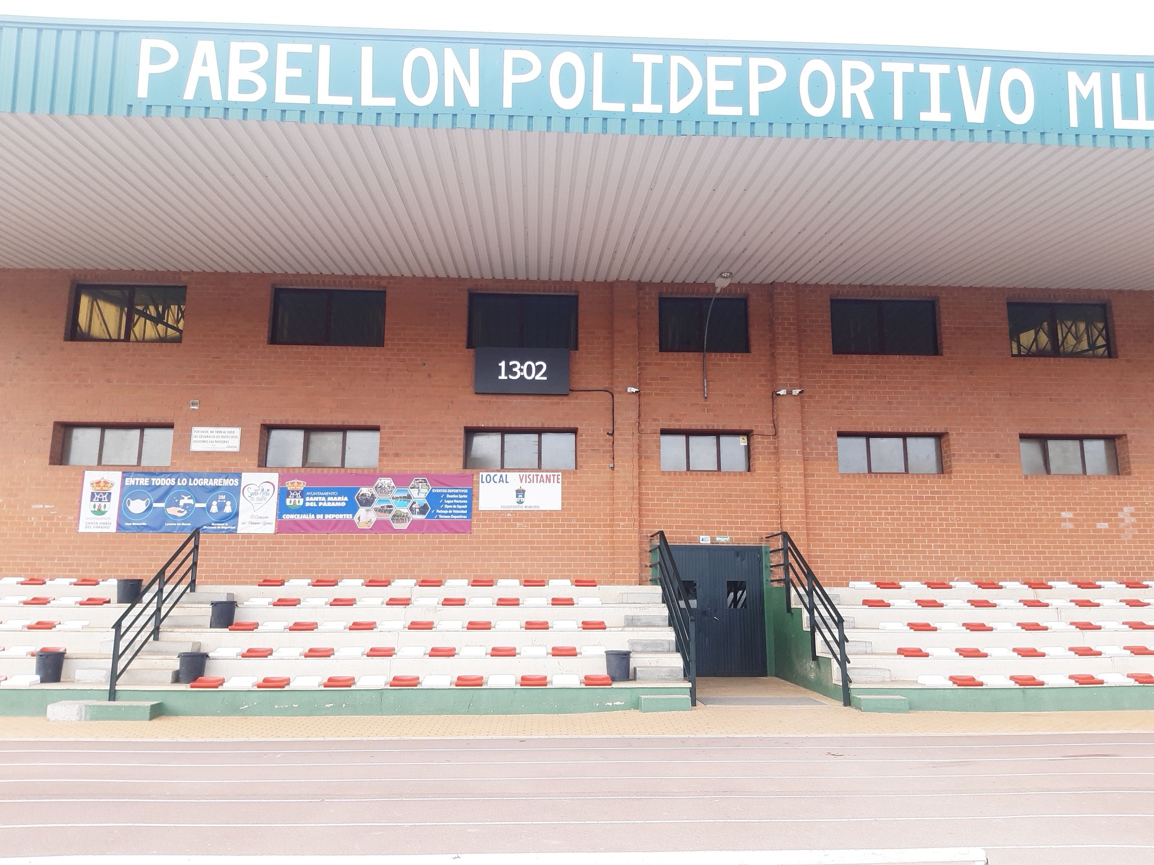Videomarcador exterior LED estrenado en el Polideportivo Municipal de Santa María del Páramo.  | L.N.C.