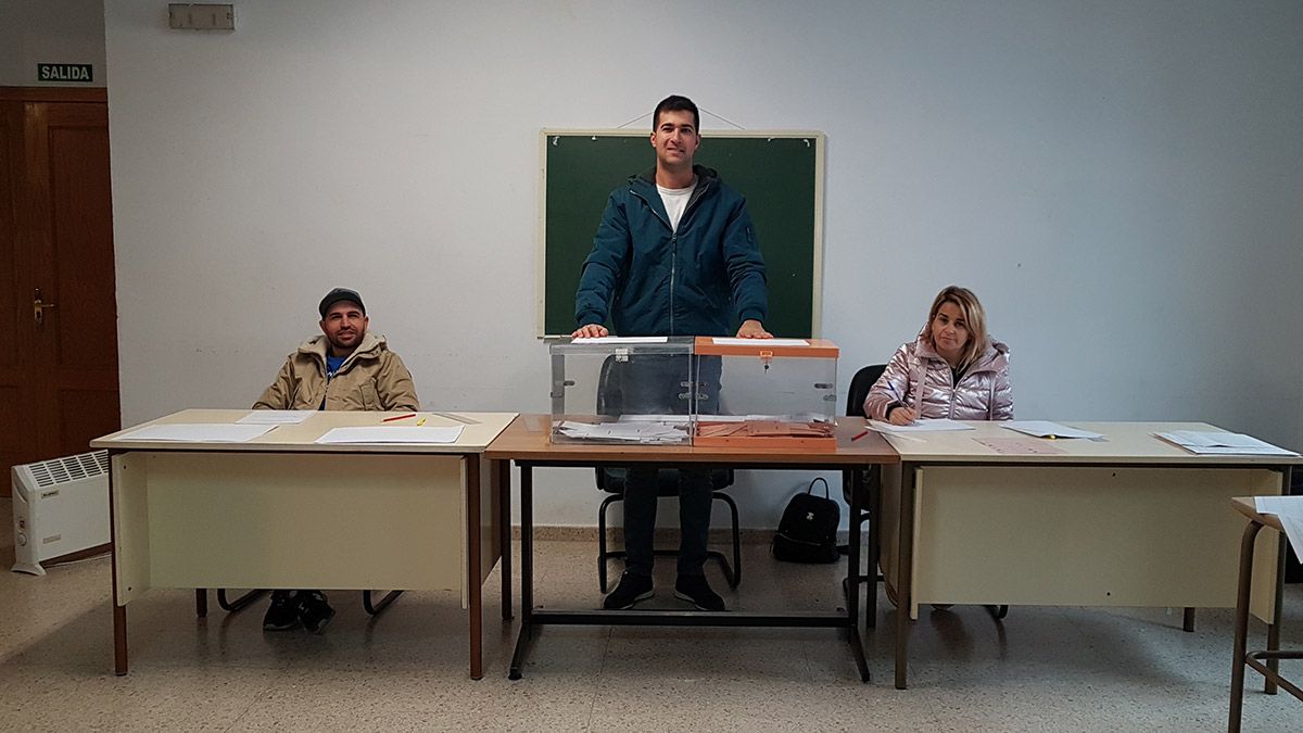 Mesa electoral de este 10N en Villademor de la Vega. | T.G.