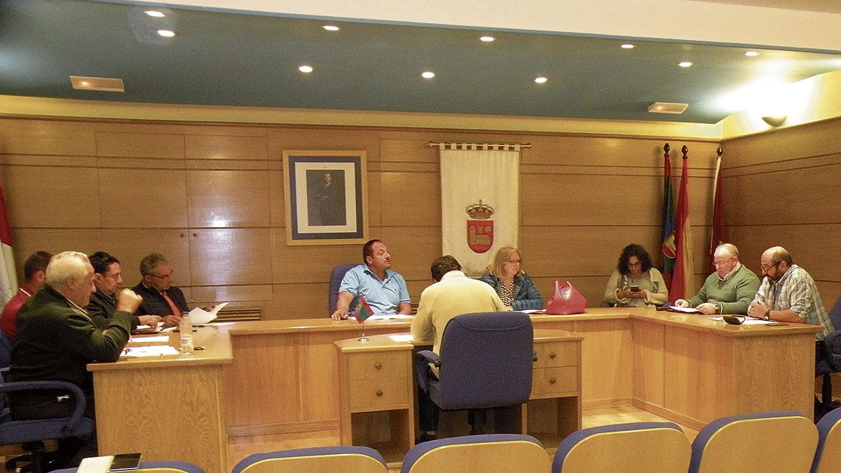 En la imagen, un momento del pleno celebrado en el Ayuntamiento Villamanín este lunes. | E. NIÑO