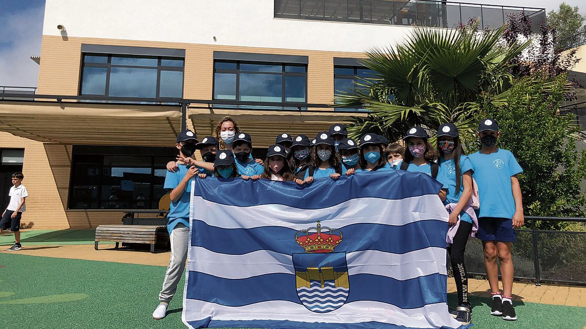 Foto de familia de los alumnos desplazados hasta Lisboa. | L.N.C.