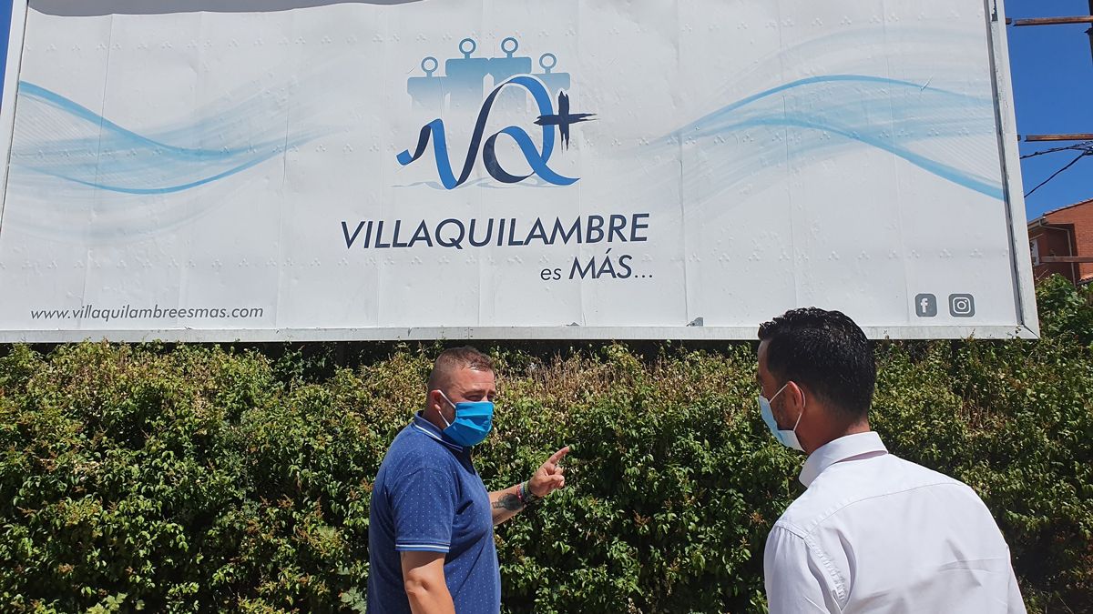 El concejal Mario Valladares junto a una de las vallas de la iniciativa ‘Villaquilambre es más’. | L.N.C.