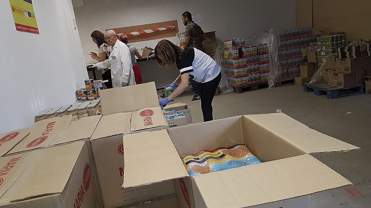 La entrega de alimentos se hace cada año para ayudar a los más necesitados del municipio. | L.N.C.