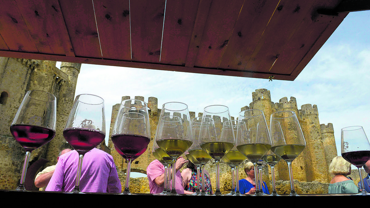 La Feria del Vino coyantina siempre se inaugura con una copa en la mano a los pies del castillo, testigo de la cita todo el fin de semana. | MAURICIO PEÑA