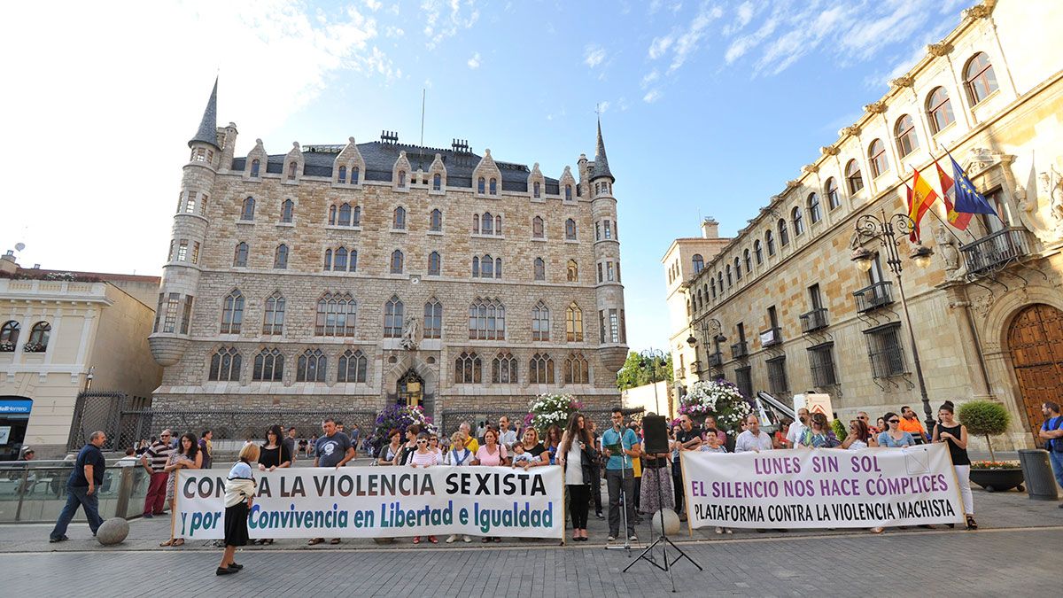 Imagen de archivo de una de las protestas contra la violencia de género celebradas en León. | DANIEL MARTÍN