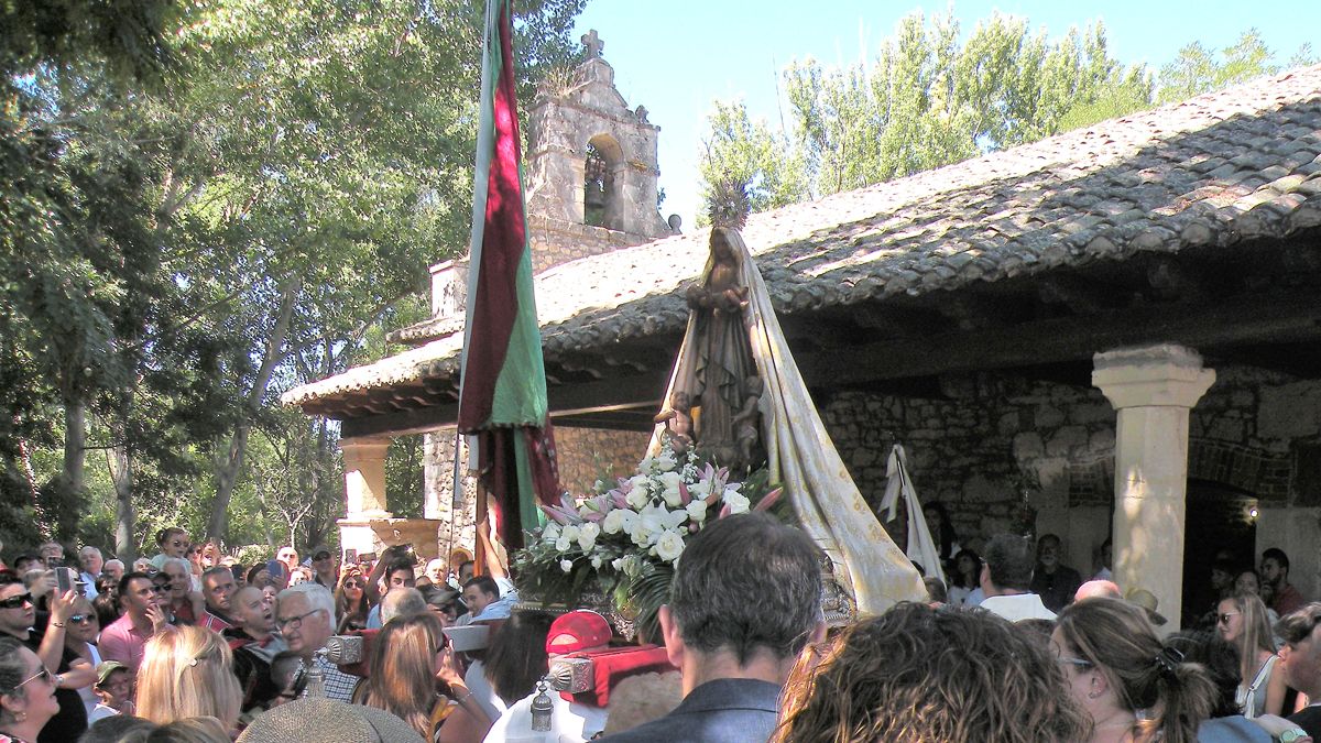 Un año más los romeros acompañaron a Nuestra Señora de Boínas en la popular romería celebra en Robles de la Valcueva. | ESTEFANÍA NIÑO