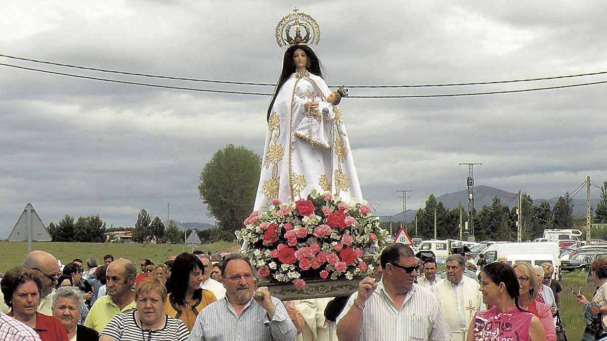 Imagen de archivo de la procesión con la Virgen de Camposagrado. | E. NIÑO