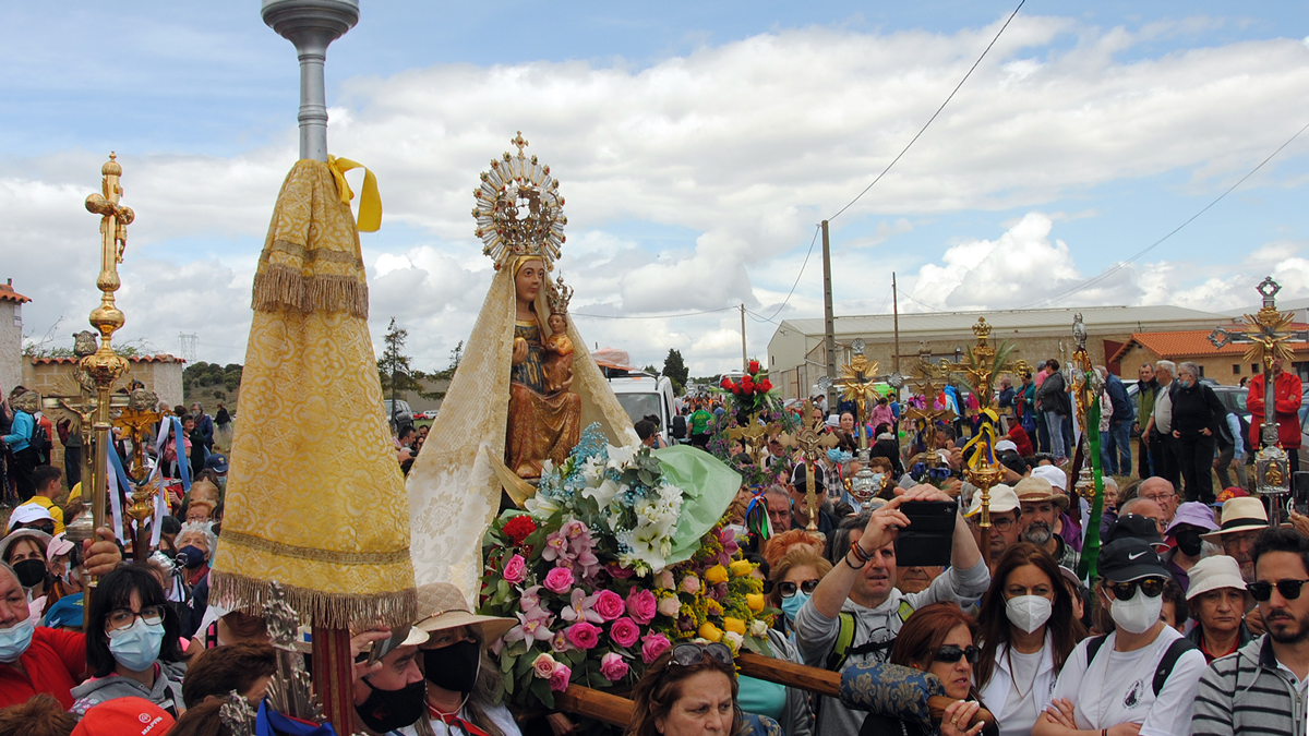 Una multitud de fieles arropó a Nuestra Señora de Castrotierra en el viaje de vuelta desde Astorga hasta su santuario valdornés. | ABAJO