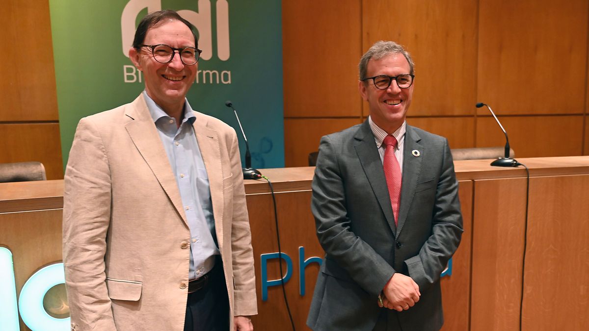 El consejero de Industria, Comercio y Empleo, Mariano Veganzones, visita ADL BioPharma. | PEIO GARCÍA / ICAL